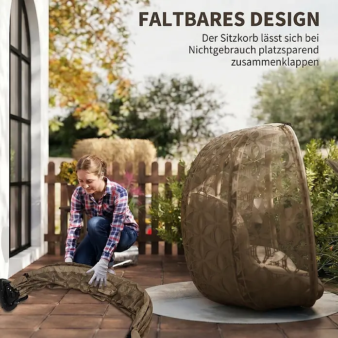 Outsunny Hängesessel - L x B x H: 126 x 126 x 176 cm, Sand, Schwarz - Frau faltet einen braunen Mesh-Eierstuhl auf einer Terrasse, um sein platzsparendes Design zu zeigen.