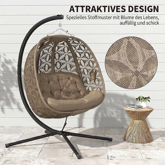 Outsunny Hängesessel - L x B x H: 126 x 126 x 176 cm, Sand, Schwarz - Hängebessel-Sessel aus beigem Korbgeflecht mit Flower-of-Life-Muster, beigefarbenem Kissen und schwarzem Metallgestell auf einer Terrasse.