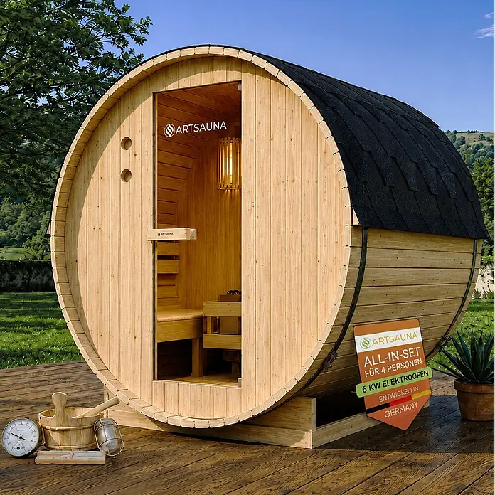 Artsauna Fasssauna Spitzbergen - Holz, L x B x H: 180 x 191 x 193 cm - Hölzerne Fasssauna mit schwarzem Dach, für 4 Personen mit 6-kW-Elektroofen, auf einer Holzterrasse im Freien.