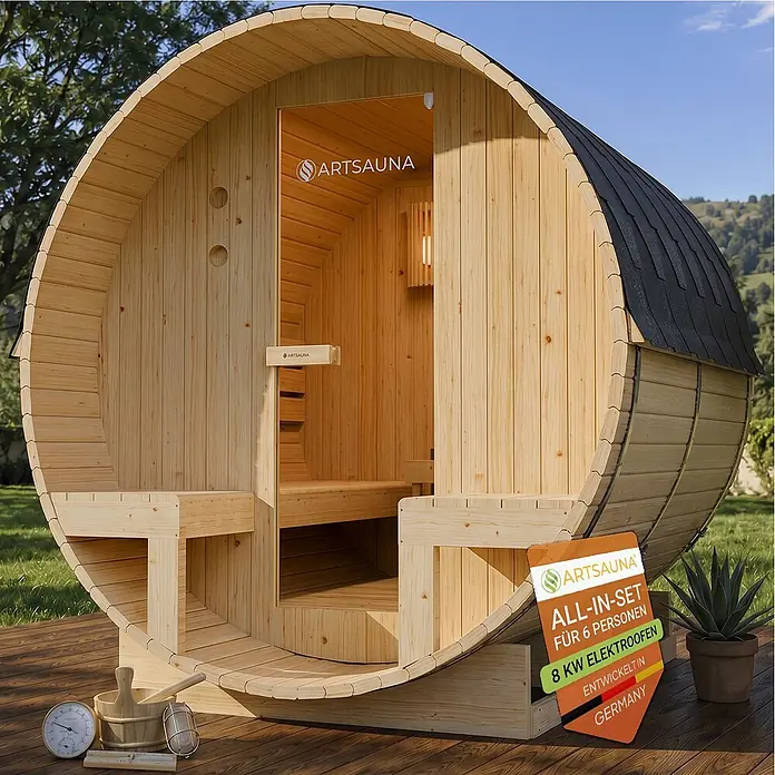 Artsauna Fasssauna Spitzbergen - Holz, L x B x H: 190 x 185 x 220 cm - Hölzerne Fasssauna mit dunklem Dach auf einer Holzterrasse im Freien, mit Innenbänken und Saunazubehör.