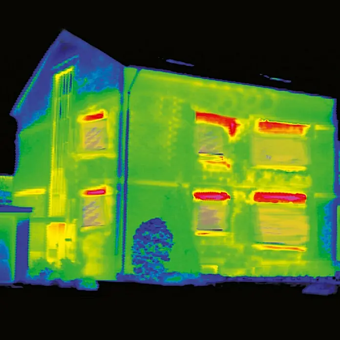 Solid Elements Rollladenkasten-Dämmmatte RKD 25 - 1.000 x 500 x 25 mm - Thermografieaufnahme eines Hauses, die Wärmeverluste durch Fenster und Wände aufzeigt. Die Farben zeigen die Temperaturunterschiede.