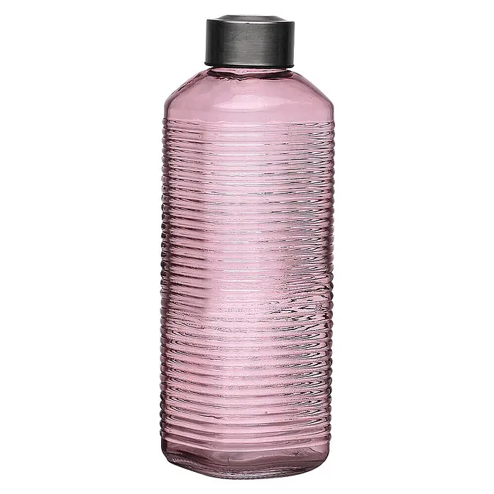 Versa Botella - Plástico, Rosa, 1 l - Botella de agua de cristal rosa con textura acanalada horizontal y tapón de metal oscuro.