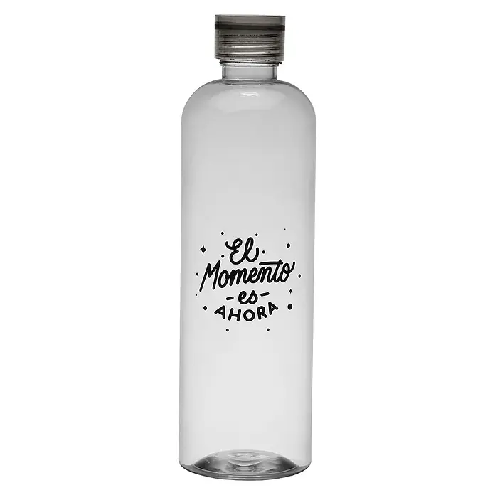 Versa Botella El momento es Ahora - 1,5 l, Polietileno, Negro - Botella de plástico transparente con tapón de rosca gris y texto negro "El Momento es Ahora".