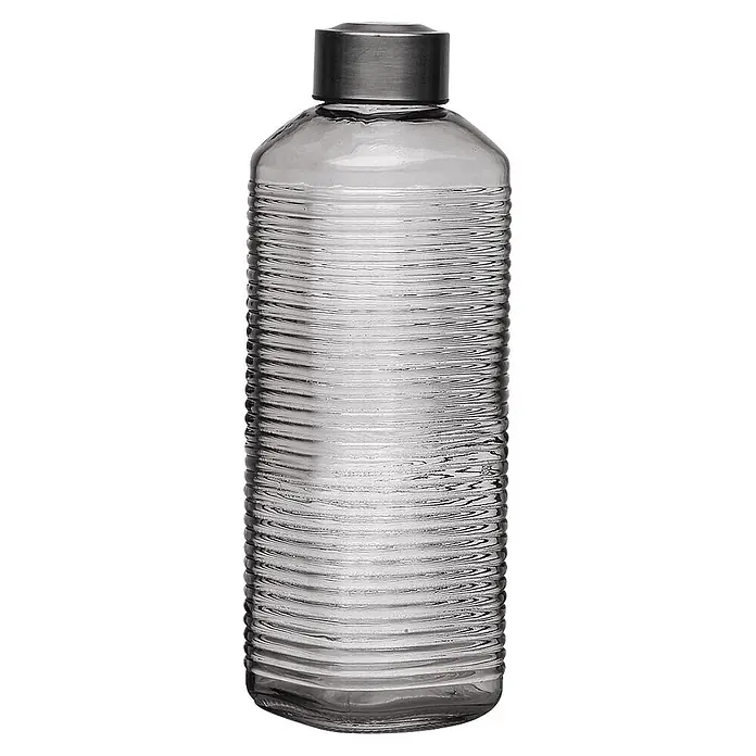 Versa Botella - Plástico, Gris, 1 l - Botella de vidrio transparente con textura acanalada y tapa de rosca de metal oscuro.