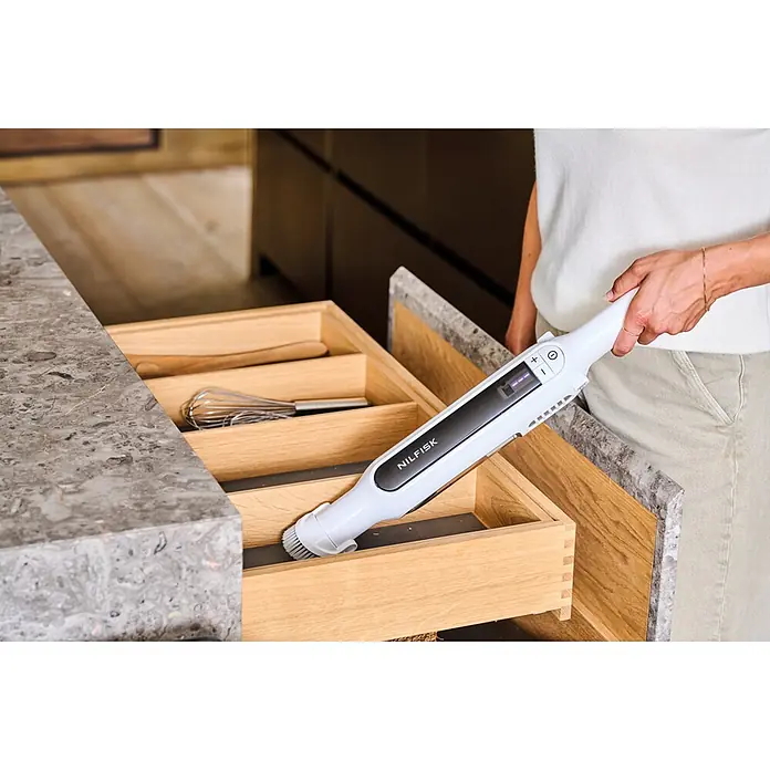 Nilfisk Aspirador de batería Move - 150 W, Volumen de recipiente: 0,2 l, Blanco, Con soporte de pared - Producto en uso