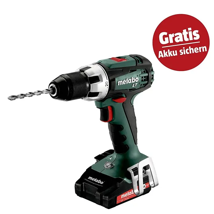 Metabo CAS 18V Akku-Bohrschrauber BS 18 LT Compact - 18 V, 2 Akkus, 2 Ah, 60 Nm - Grüner und schwarzer Metabo Akku-Bohrschrauber mit Bohrer und einem roten Kreis "Gratis Akku sichern".