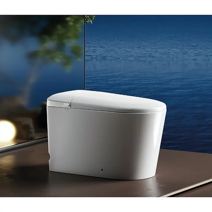 Taza de WC Japonés Smart Alpha - Sin borde de descarga, Salida dual, Blanco - Inodoro moderno blanco y elegante con diseño minimalista, ubicado en un baño lujoso con vistas al agua.