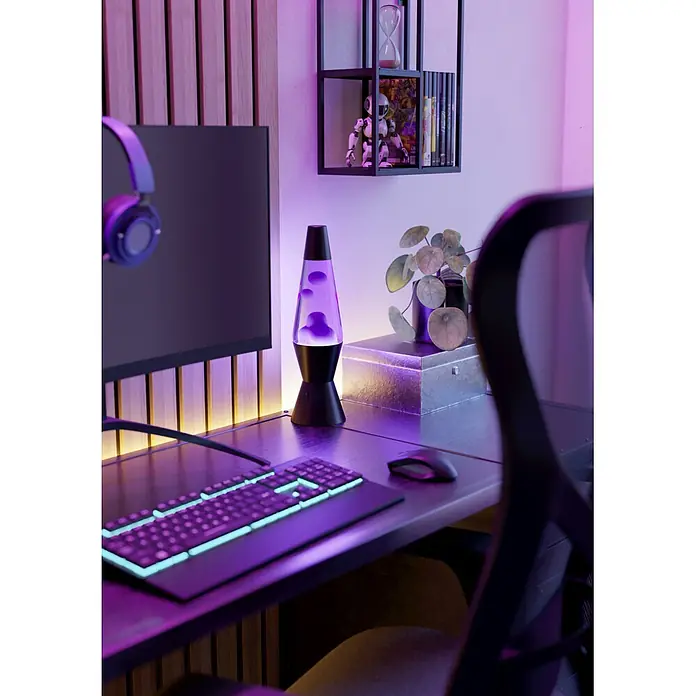 Eglo Lavalampe - 2,2 W, Ø x H: 105 x 360 mm, Violett/Weiß, Farbe Gehäuse: Schwarz - Moderner Gaming-Schreibtisch mit Monitor, lila Lavalampe, beleuchteter Tastatur und Kopfhörern.