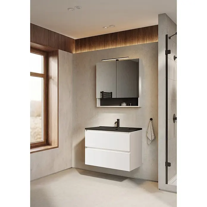 Riva Lynn Waschtischunterschrank - B x T x H: 80 x 45,6 x 53 cm, Weiß Matt, Matt - Moderne Badmöbel mit weißen Schubladen, schwarzer Arbeitsplatte und passendem Wasserhahn, kombiniert mit einem grauen Spiegelschrank mit Beleuchtung in einem modernen Bad.