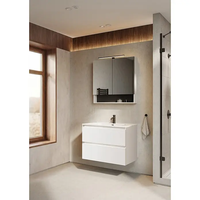Riva Lynn Waschtischunterschrank - B x T x H: 80 x 45,6 x 53 cm, Weiß Matt, Matt - Weißer wandhängender Waschtisch mit Waschbecken und schwarzer Armatur, Spiegelschrank mit Beleuchtung und Ablage, in modernem Bad im Beton-Look.