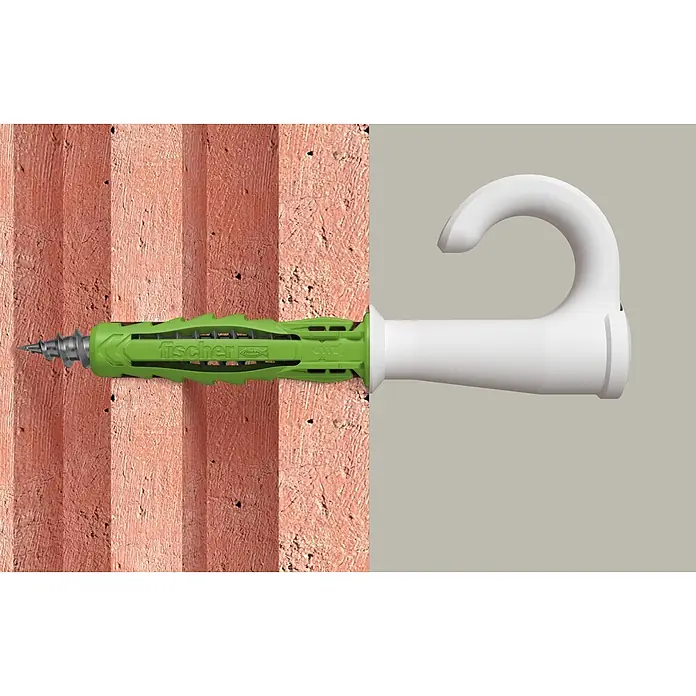 Fischer Spreizdübel SX Plus Green 6 x 30 EasyHook Round A2 K - Ø x L: 6 x 30 mm, Kunststoff, 4 Stk., PZ 2, Spanplattenschraube - Grüner Fischer-Dübel mit Metallschraubspitze und weißem Haken, teilweise in einer roten, strukturierten Wand.