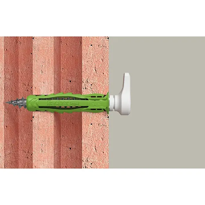 Fischer Spreizdübel SX Plus Green 6 x 30 EasyHook Angle A2 K - Ø x L: 6 x 30 mm, Kunststoff, 4 Stk., PZ 2, Spanplattenschraube - Grüner Fischer DuoPower Universaldübel mit weißer Hakenschraube, teilweise in einer roten, strukturierten Wand.
