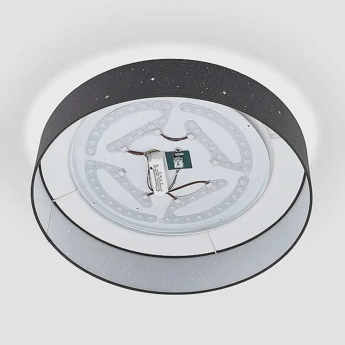 Lindby Deckenleuchte Ellamina - schwarz - Schwarze LED-Deckenleuchte mit Sternmuster am Rand, zeigt internes weißes LED-Panel und Elektronik.