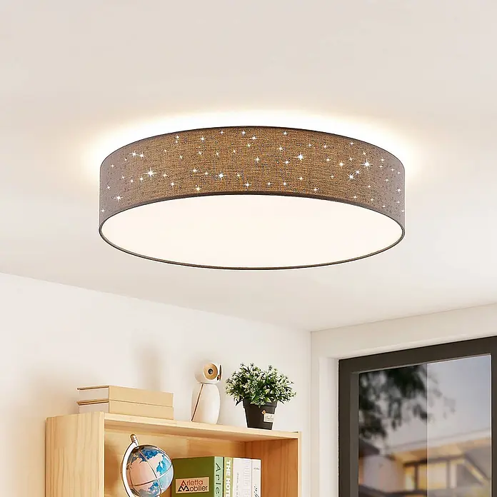 Lindby Deckenleuchte Ellamina - schwarz - Runde Deckenleuchte mit braun-grauem Stoffschirm und Sternenperforationen, die ein warmes Licht im Raum wirft.