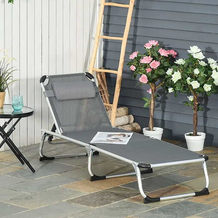 Outsunny Gartenliege - Grau, Aluminium - Graue Outdoor-Liege mit Kopfstütze und verstellbarer Rückenlehne auf einer Terrasse.