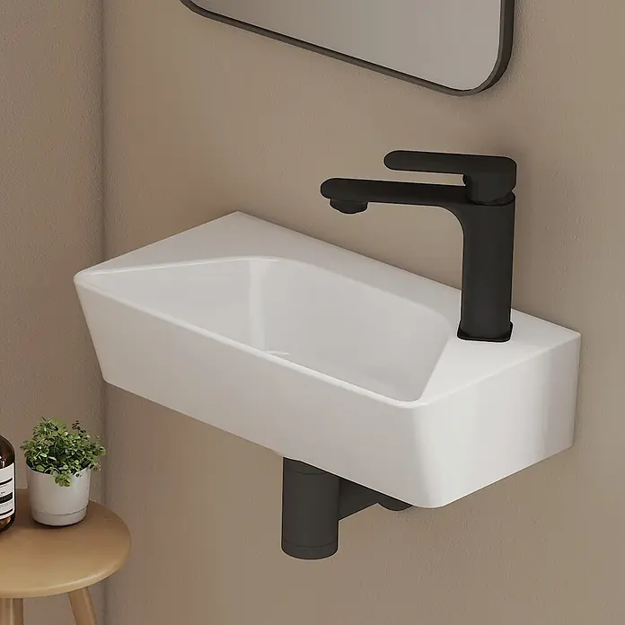 Emke Waschbecken Ceraedge CB22 - B x L: 22,5 x 40 cm, Hahnloch: Rechts, Ohne Überlauf, Weiß - Modernes weißes wandmontiertes Waschbecken mit schwarzem Wasserhahn in minimalistischem Bad.