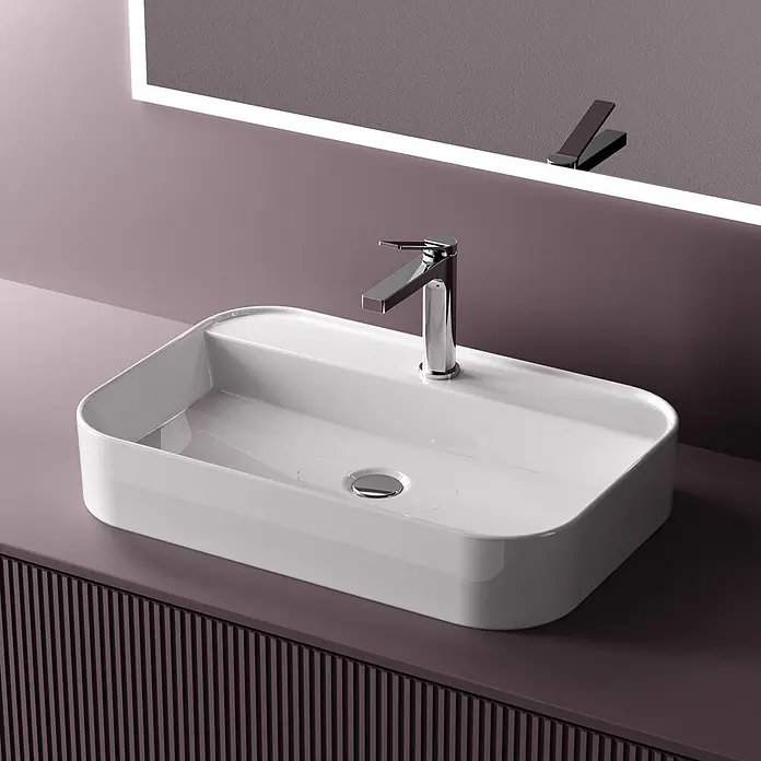 Emke Waschbecken Ceraform CB02 - Hahnloch: Mitte, Ohne Überlauf, Weiß - Weißes, rechteckiges Waschbecken mit Chromarmatur auf dunkellila Waschtisch. Beleuchteter Spiegel darüber.
