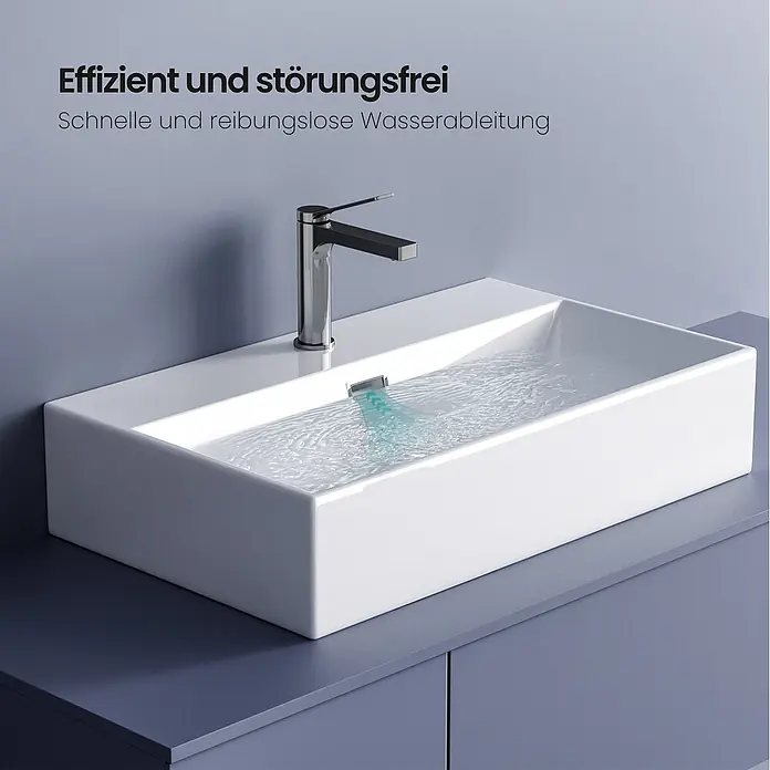 Emke Waschbecken Ceraedge CB01 - Hahnloch: Mitte, Ohne Überlauf, Weiß - Weißes rechteckiges Waschbecken mit Chromarmatur, Wasser läuft effizient in den integrierten linearen Abfluss auf einem blauen Waschtisch.