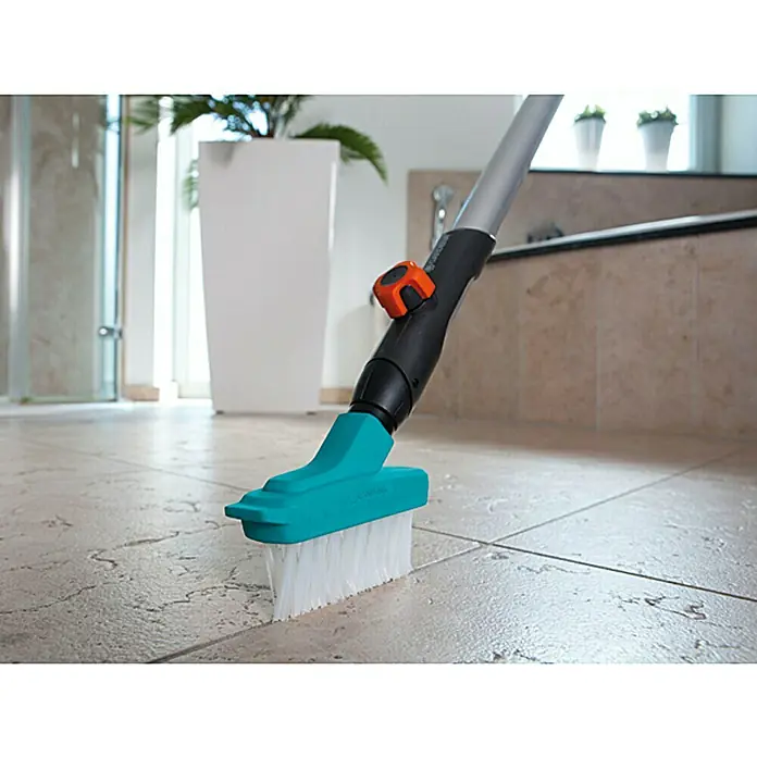 Gardena Combisystem Fugenbürste K - Arbeitsbreite: 8,5 cm, Material Borsten: Polypropylen - Die Gardena Bürste mit Teleskopstiel für die Reinigung von Fugen und Oberflächen im Außenbereich. Ideal für Terrassen und Wege.