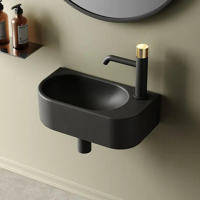 Emke Waschbecken CB15 - B x L: 21,5 x 40 cm, Hahnloch: Rechts, Ohne Überlauf, Schwarz - Modernes schwarzes wandmontiertes Waschbecken mit schwarzem Wasserhahn und goldfarbenem strukturiertem Oberteil.