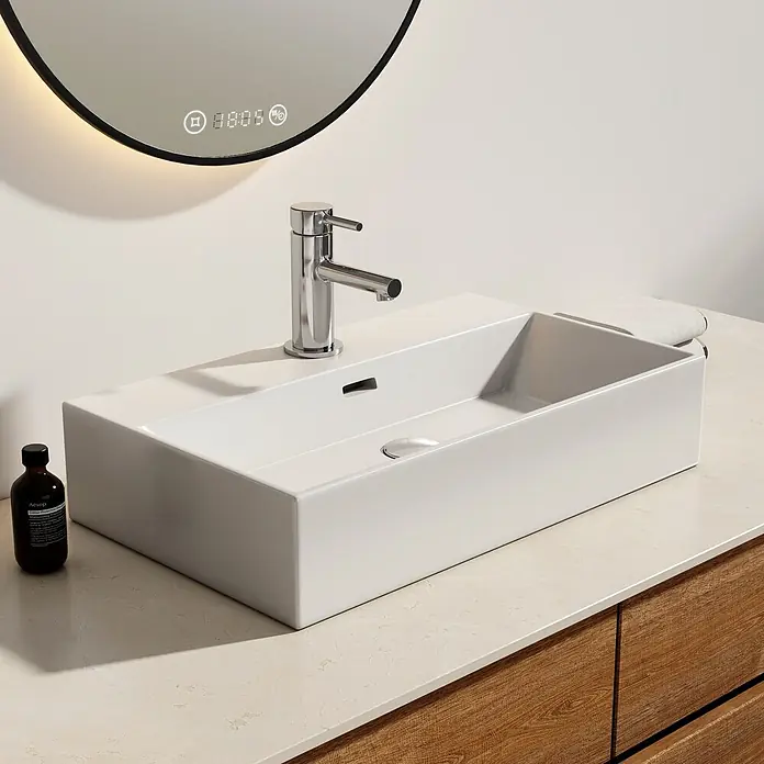 Emke Waschbecken Ceraedge CB01 - Hahnloch: Mitte, Ohne Überlauf, Weiß - Elegantes, rechteckiges weißes Keramikwaschbecken mit Chromarmatur, Smart-Spiegel und Holzwaschtisch in einem modernen Bad.