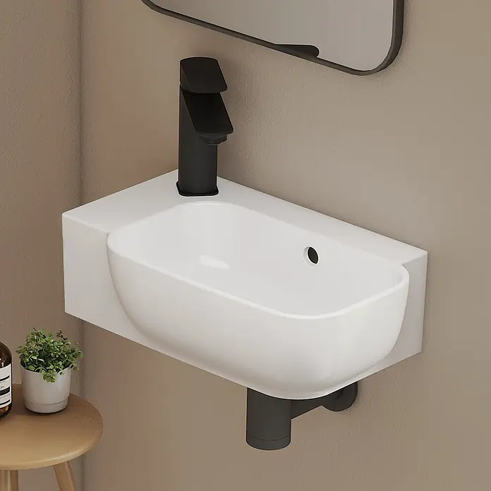 Emke Waschbecken Ceraform CB23 - B x L: 21 x 40 cm, Hahnloch: Links, Mit Überlauf, Weiß - Weißes Keramik-Wandwaschbecken mit integrierter Ablage, schwarzem Wasserhahn und schwarzer sichtbarer Verrohrung.
