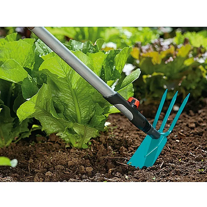 Gardena Combisystem Gartenhacke - Arbeitsbreite: 9 cm, Anzahl Zinken: 3, Stahl - Gartengerät zum Auflockern des Bodens und Entfernen von Unkraut. Die blaue Gartenhacke hat drei Zinken und einen langen, verstellbaren Griff.