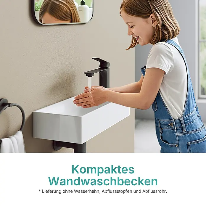 Emke Waschbecken Ceraedge CB21 - Hahnloch: Rechts, Ohne Überlauf, Weiß - Ein Kind wäscht sich fröhlich die Hände an einem kompakten weißen Wandwaschbecken mit schwarzem Wasserhahn.