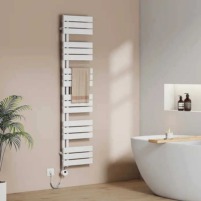 Emke Elektro-Badheizkörper Flatrad ESFTR -  - Weißer elektrischer Handtuchwärmer, vertikal im Bad montiert, mit Handtuch und digitaler Steuerung.
