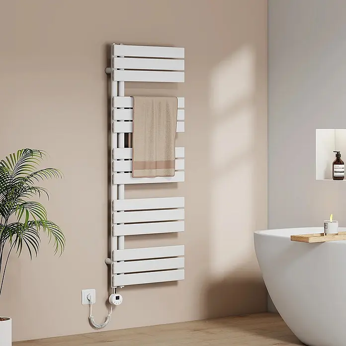 Emke Elektro-Badheizkörper Flatrad ESFTR -  - Weißer elektrischer Handtuchwärmer, wandmontiert in einem modernen Bad, mit beigem Handtuch und digitalem Thermostat.
