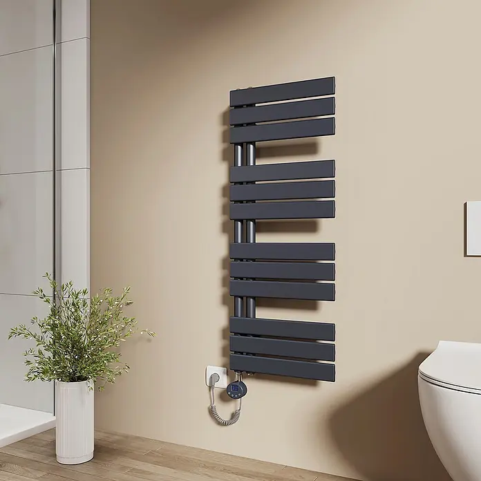 Emke Elektro-Badheizkörper Flatrad ESFTR -  - Dunkelgrauer elektrischer Handtuchheizkörper in einem modernen Badezimmer, mit digitalem Thermostat.