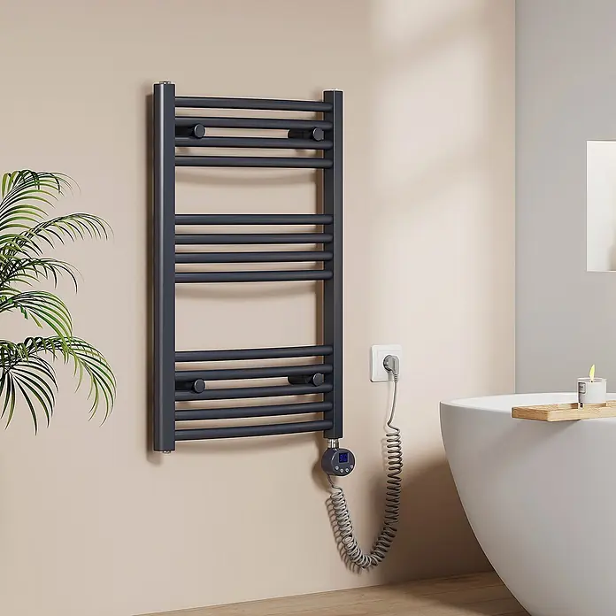 Emke Elektro-Badheizkörper ArcWarm PCTR - B x H: 50 x 75 cm - Dunkelgrauer elektrischer Handtuchwärmer mit Digitalthermostat und Spiralkabel, an einer Badwand montiert.