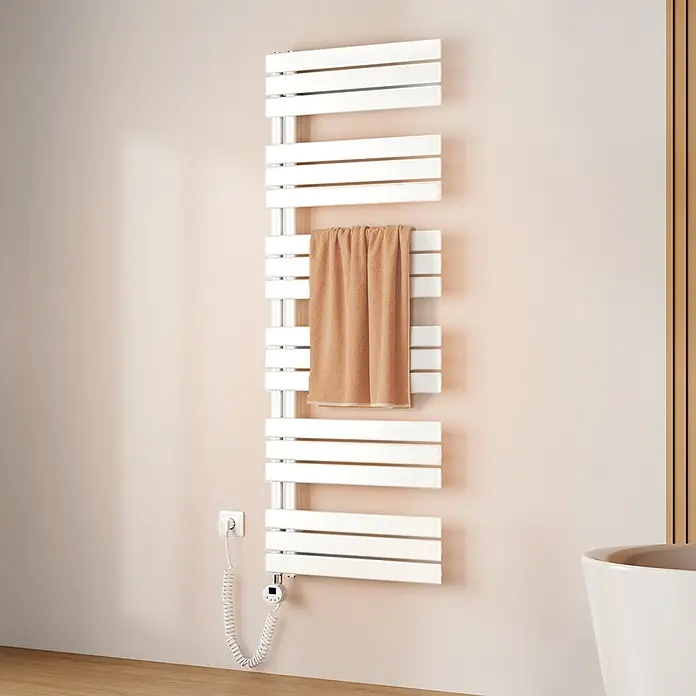 Emke Elektro-Badheizkörper Flatrad ESFTR -  - Weißer elektrischer Handtuchwärmer mit braunem Handtuch, an der Wand montiert im modernen Badezimmer.