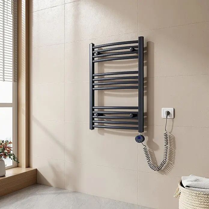 Emke Elektro-Badheizkörper ArcWarm PCTR - B x H: 50 x 75 cm - Dunkelgrauer elektrischer Handtuchwärmer mit Digitalanzeige, an der Wand in einem modernen Badezimmer montiert.