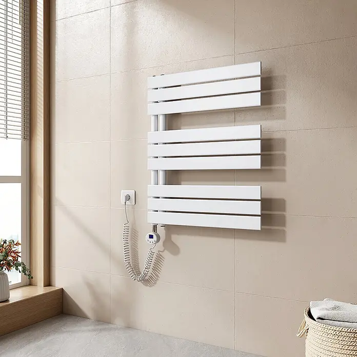 Emke Elektro-Badheizkörper Flatrad ESFTR -  - Weißer elektrischer Handtuchheizkörper mit flachen Horizontalstangen und digitalem Thermostat, an heller Fliesenwand montiert.