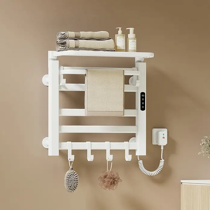 Emke Elektro-Badheizkörper Flatrad PTRX4 - B x H: 50 x 50 cm - Weißer wandmontierter elektrischer Handtuchwärmer mit Digitalanzeige, Ablage und Haken, mit Handtüchern.