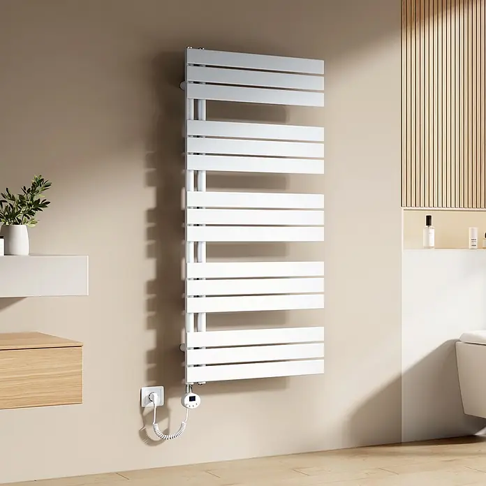Emke Elektro-Badheizkörper Flatrad ESFTR -  - Weißer Flachheizkörper/Handtuchwärmer mit digitalem Thermostat an einer beigen Badwand.