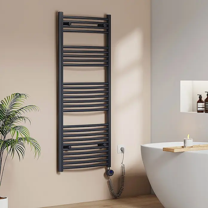 Emke Elektro-Badheizkörper ArcWarm PCTR -  - Dunkelgrauer elektrischer Handtuchheizkörper mit Thermostat und Spiralkabel im Bad neben einer Badewanne montiert.