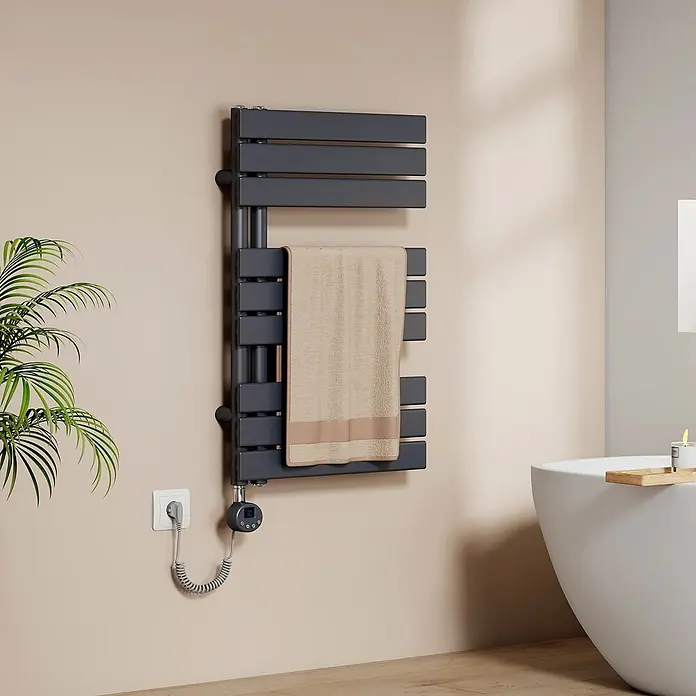 Emke Elektro-Badheizkörper Flatrad ESFTR -  - Dunkelgrauer elektrischer Handtuchwärmer mit digitalem Thermostat, der ein beigefarbenes Handtuch in einem Badezimmer hält.