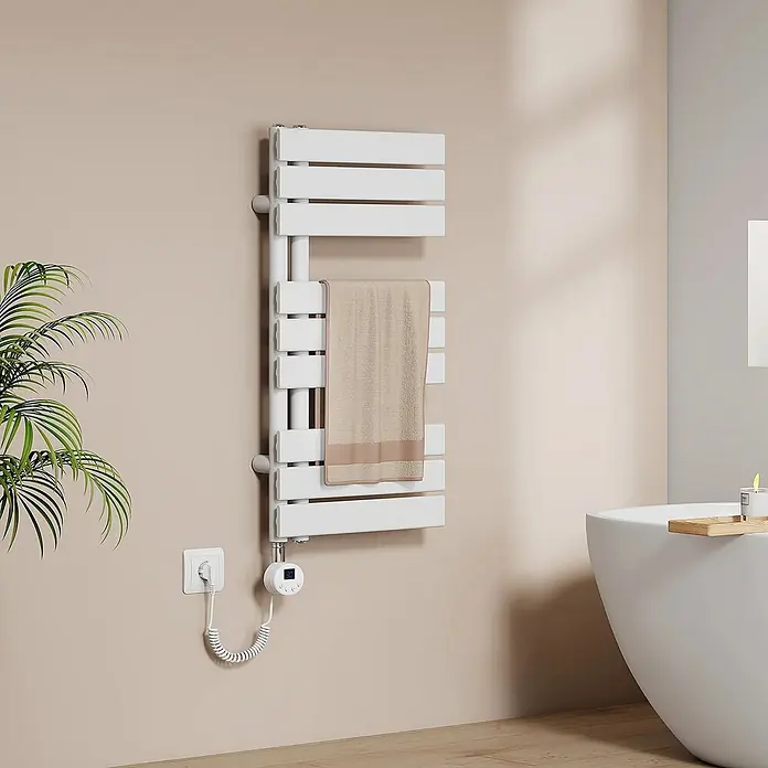 Emke Elektro-Badheizkörper Flatrad ESFTR -  - Weißer elektrischer Handtuchwärmer mit Digitalthermostat, der ein beiges Handtuch hält, in einem modernen Badezimmer neben einer Badewanne.