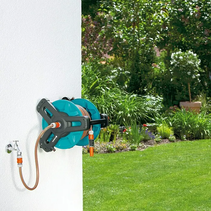Gardena Classic Wandschlauchtrommel 50 Set - Schlauchlänge: 20 m - Gartenschlauch-Wandbox mit automatischem Aufroller, praktische und platzsparende Lösung für die Gartenbewässerung mit einfacher Handhabung.
