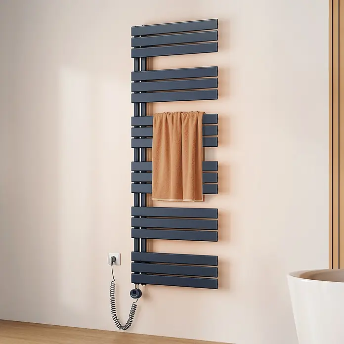 Emke Elektro-Badheizkörper Flatrad ESFTR -  - Dunkelgrauer elektrischer Handtuchwärmer mit flachen Querstreben, an dem ein braunes Handtuch hängt, an einer Steckdose angeschlossen.
