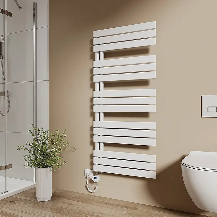 Emke Elektro-Badheizkörper Flatrad ESFTR -  - Weißer elektrischer Handtuchwärmer an der Badezimmerwand, mit digitaler Steuerung und Spiralkabel, neben Dusche und Toilette.