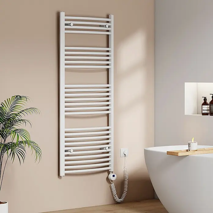 Emke Elektro-Badheizkörper ArcWarm PCTR -  - Weißer Handtuchwärmer an der Wand im Badezimmer, mit Stecker und Thermostat.