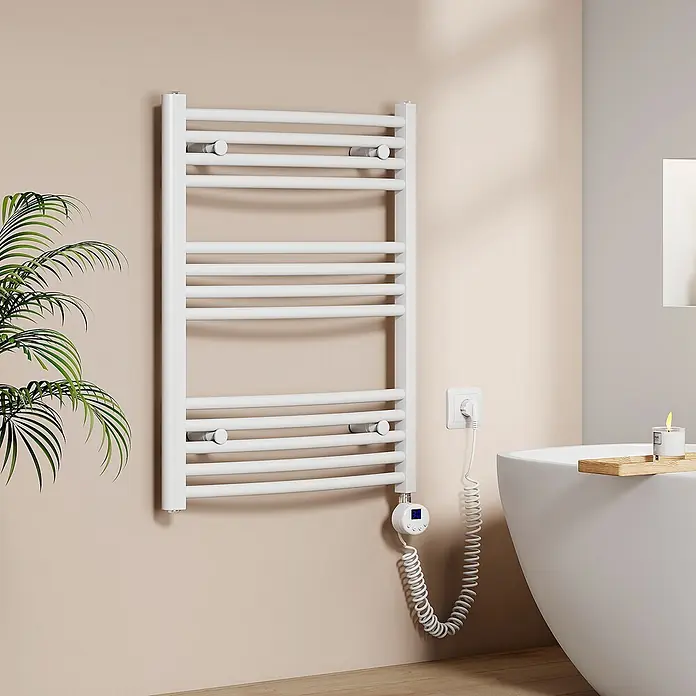 Emke Elektro-Badheizkörper ArcWarm PCTR -  - Weißer elektrischer Handtuchwärmer an einer Wand in einem modernen Badezimmer, mit digitalem Thermostat und Stromkabel.