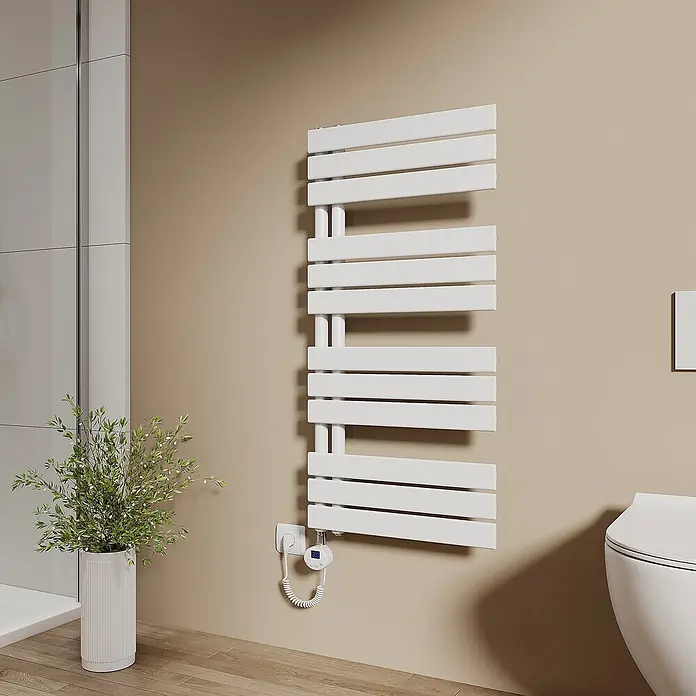 Emke Elektro-Badheizkörper Flatrad ESFTR -  - Weißer elektrischer Handtuchwärmer mit Digitalthermostat, an einer hellbraunen Badezimmerwand montiert.
