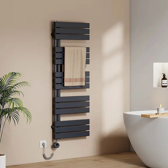 Emke Elektro-Badheizkörper Flatrad ESFTR -  - Wandmontierter, dunkelgrauer elektrischer Handtuchwärmer mit beigem Handtuch im modernen Badezimmer.