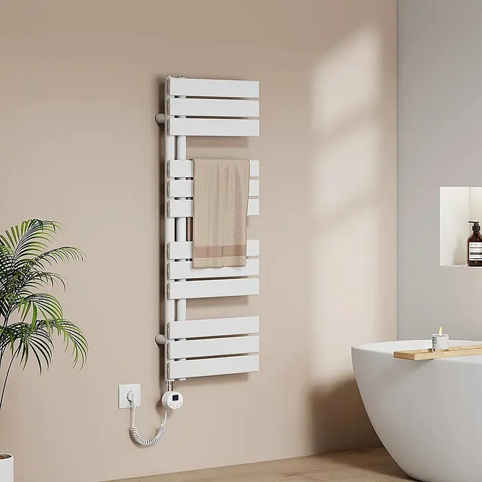 Emke Elektro-Badheizkörper Flatrad ESFTR -  - Weißer elektrischer Handtuchwärmer mit beigem Handtuch und digitalem Thermostat, in einem modernen Badezimmer integriert.