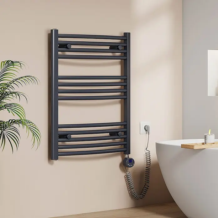 Emke Elektro-Badheizkörper ArcWarm PCTR - B x H: 60 x 75 cm - Dunkelgrauer elektrischer Handtuchwärmer im Badezimmer, mit digitaler Temperaturanzeige und spiralförmigem Stromkabel.