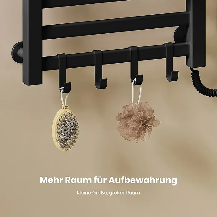 Emke Elektro-Badheizkörper Flatrad PTRX4 -  - Schwarzer Handtuchwärmer mit Haken, an denen eine Körperbürste und ein brauner Duschschwamm hängen, schafft mehr Stauraum.